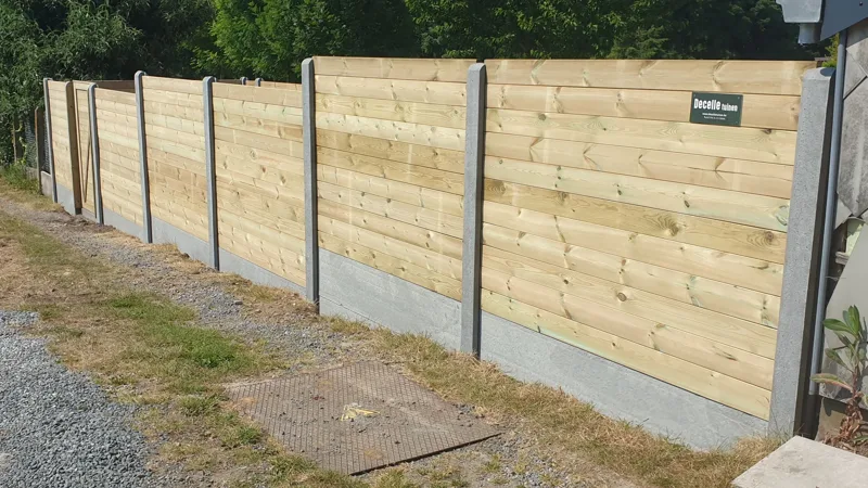 Houten afsluiting langs een perceelsgrens