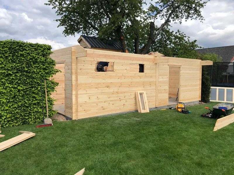 Opbouw: houten wanden en dakstructuur