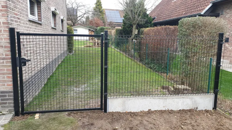 Draadpanelen met metalen toegangspoort