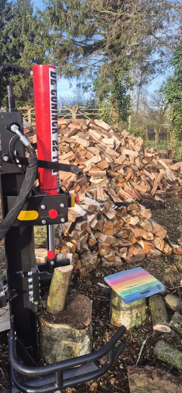 Houtkliever naast een stapel hout
