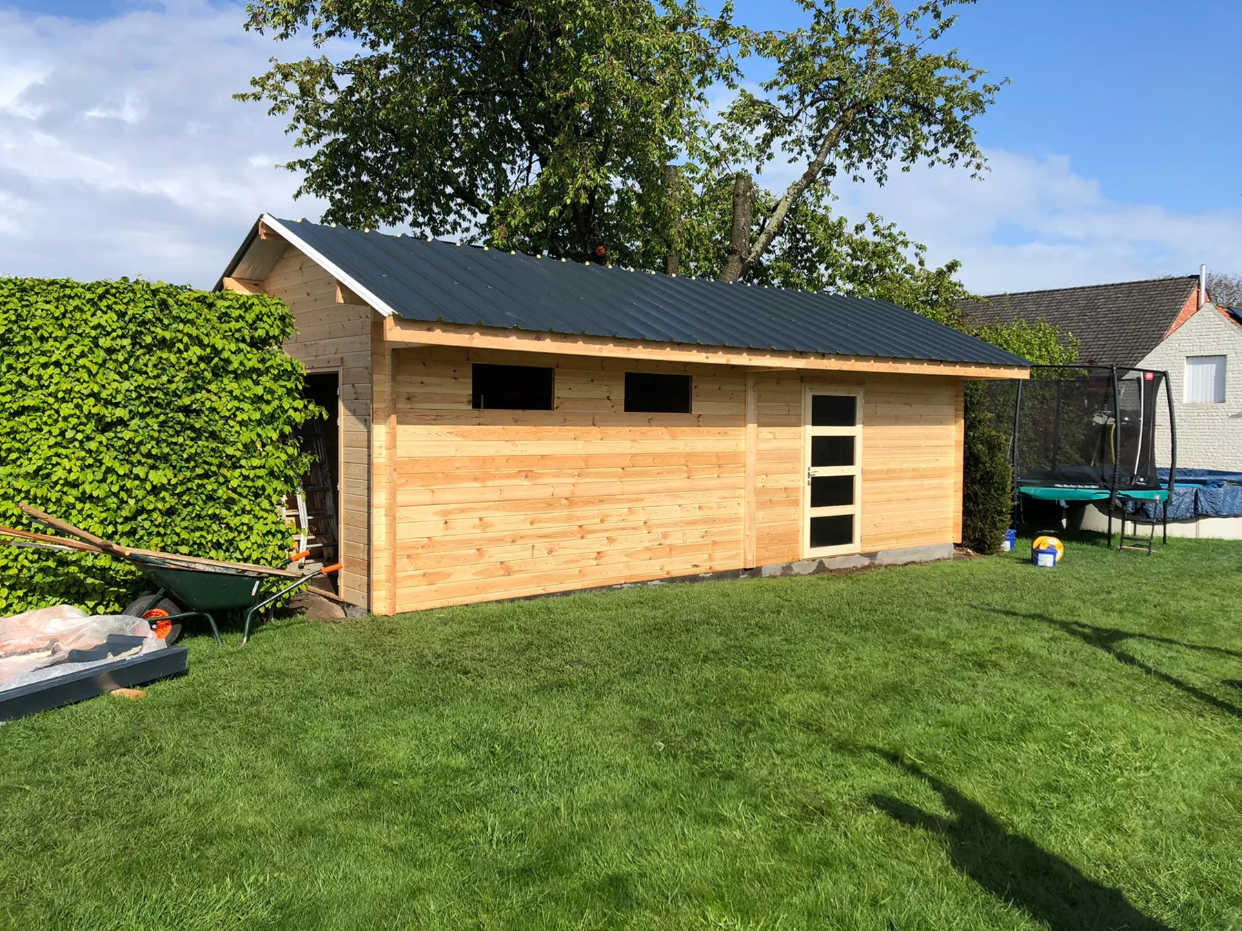 Afwerking: hetzelfde tuinhuis met dak en deur