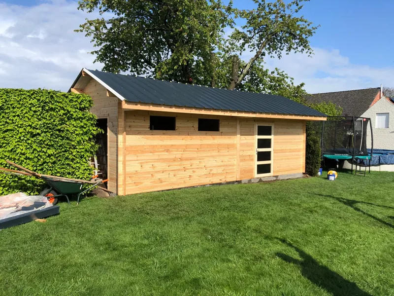 Afwerking: hetzelfde tuinhuis met dak en deur