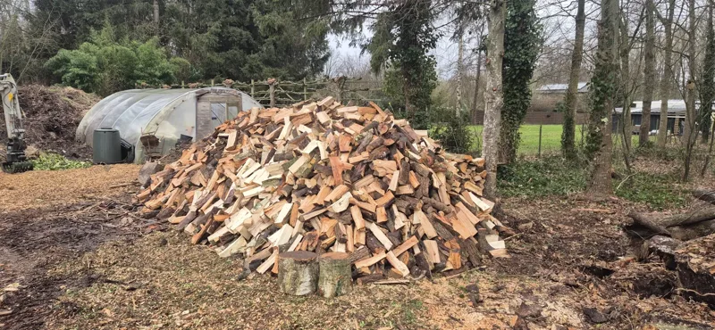 Stapel gekloven brandhout