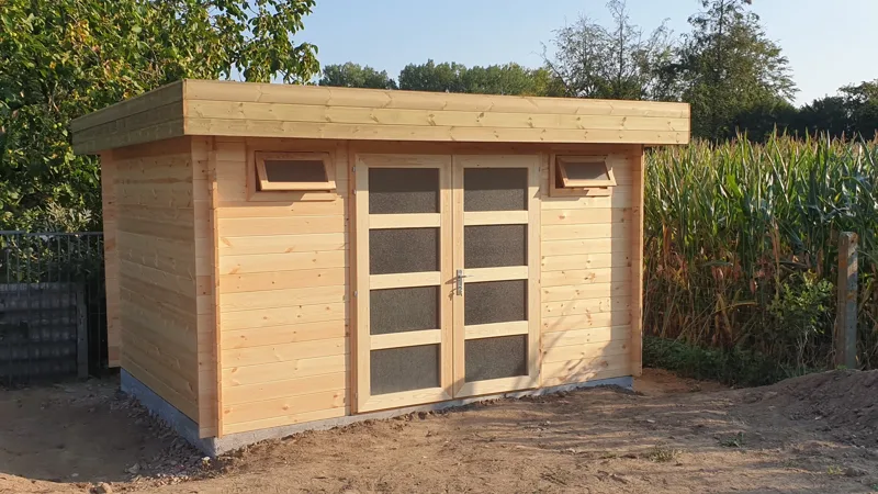 Houten tuinhuis met brede glazen deur