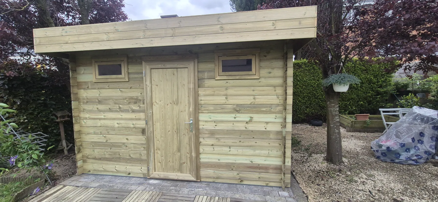 Houten tuinhuis met kleine bovenramen