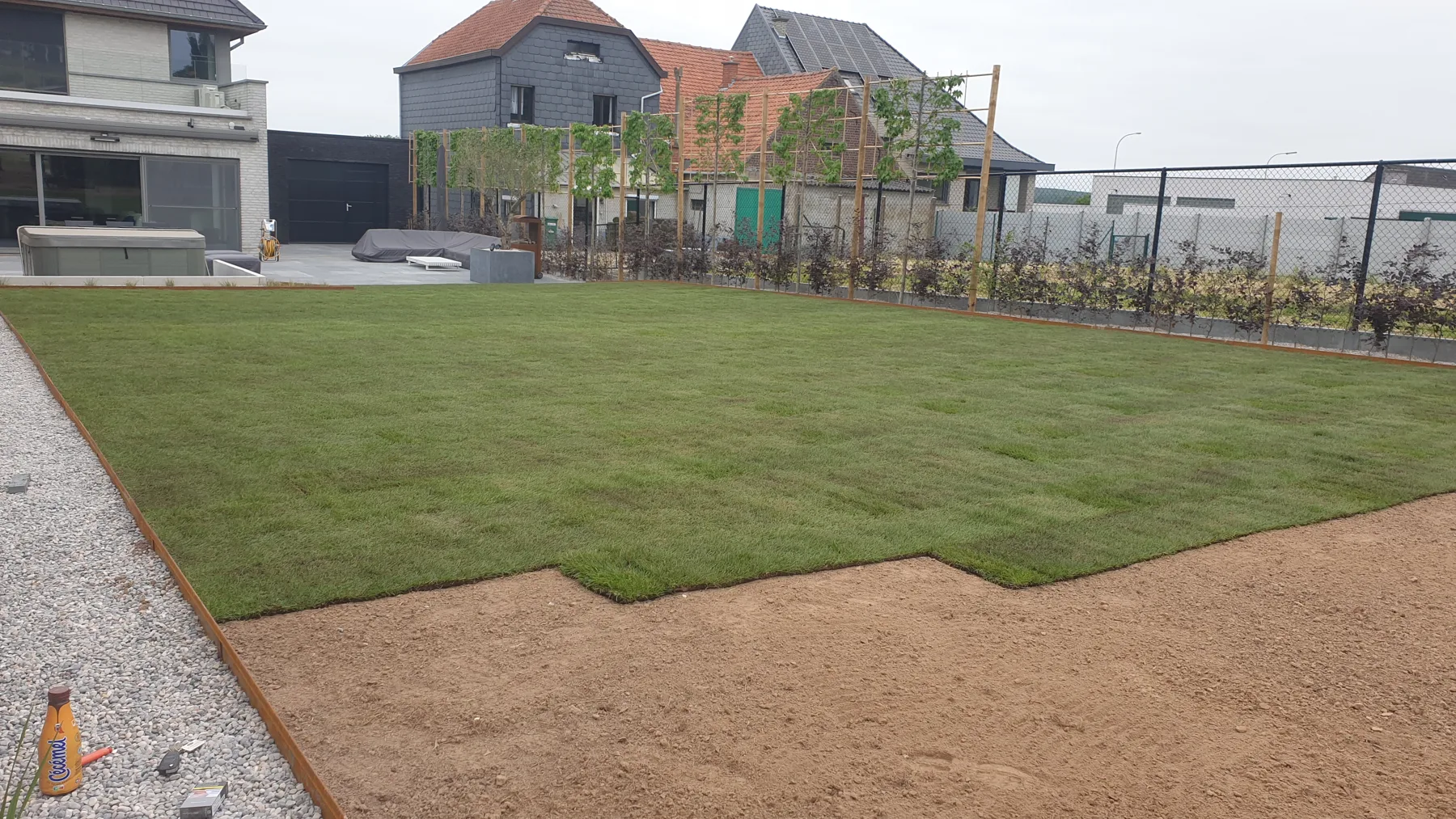 Graszoden op een deel van het voorbereide terrein