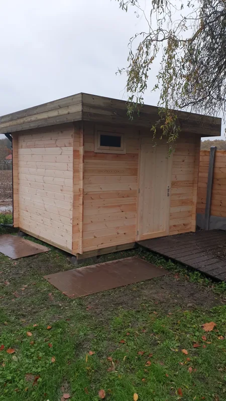 Houten tuinhuis met overstekend dak